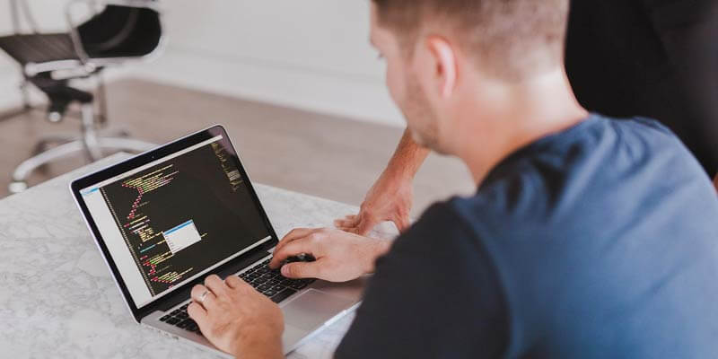 Image d'une personne programmant à l'ordinateur.