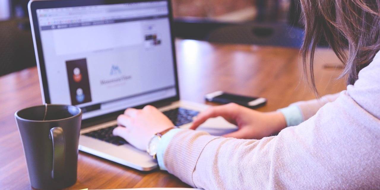 Image d'une personne travaillant à l'ordinateur.